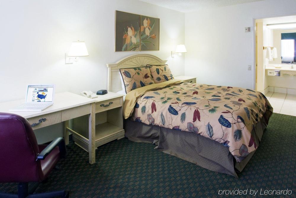Travelodge By Wyndham San Diego Downtown Convention Center Room photo